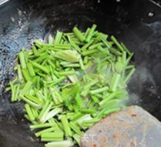 香芹炒牛肉的做法步骤：7