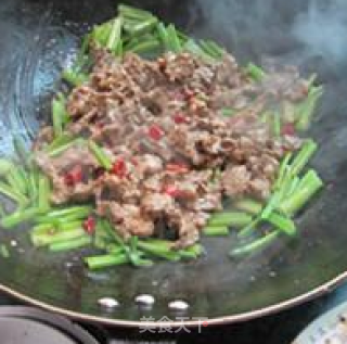 香芹炒牛肉的做法步骤：8