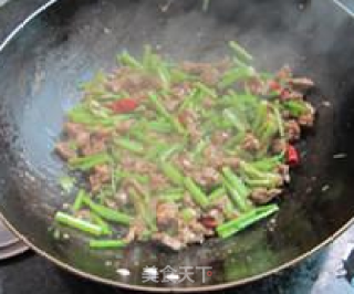 香芹炒牛肉的做法步骤：9
