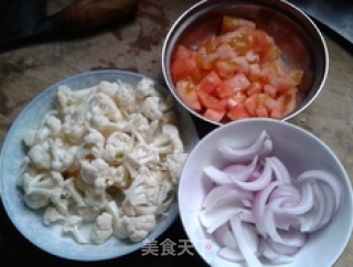 洋葱炒菜花的做法步骤：1