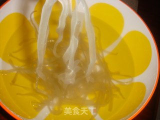 东北家常菜——芹菜炒粉的做法步骤：1