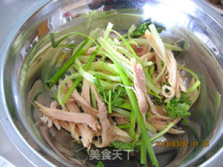 蒜苔凉拌手斯鸡肉的做法步骤：5