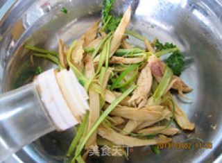 蒜苔凉拌手斯鸡肉的做法步骤：6