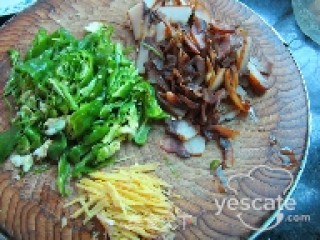 小炒猪脸皮肉的做法步骤：2