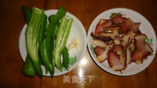 腊肉炒青椒的做法步骤：1
