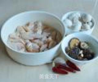 双菇鸡翅的做法步骤：1