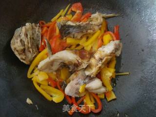 彩椒炒煎蒸鱼的做法步骤：7