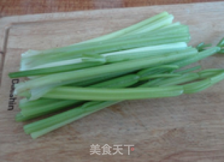 腊肠炒芹菜的做法步骤：1