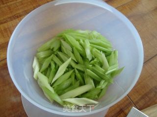 腊肠炒芹菜的做法步骤：2