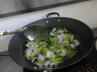 腊肠炒芹菜的做法步骤：6