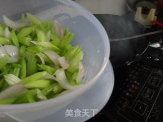 腊肠炒芹菜的做法步骤：8