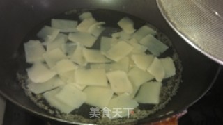 酸豆角炒魔芋豆腐的做法步骤：3