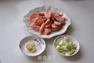 白灼北极虾的做法步骤：1