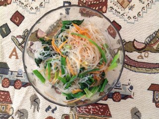 凉拌粉丝菠菜的做法步骤：1