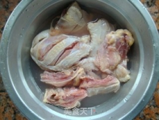 当归炖鸡的做法步骤：1