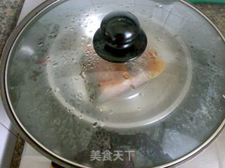 熏鱼鸡肉炒饭的做法步骤：2