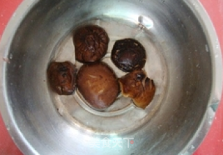 墨鱼香菇蒸鸡的做法步骤：2
