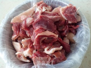 清炖牛肉萝卜的做法步骤：1