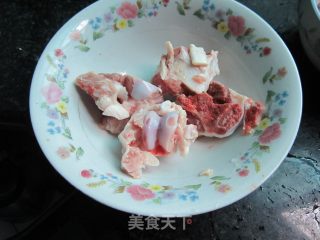 猪骨汤的做法步骤：1