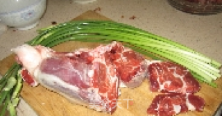 蒜苔炒牛健子肉的做法步骤：1