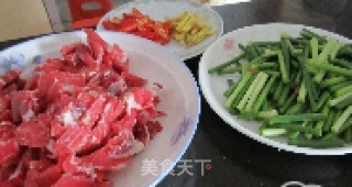 蒜苔炒牛健子肉的做法步骤：2