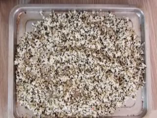 芝麻花生酥的做法步骤：4