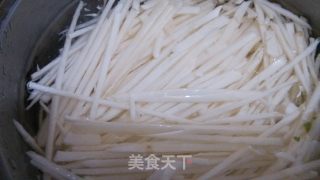 腊肉炒竹笋丝的做法步骤：2