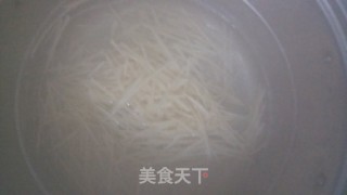 腊肉炒竹笋丝的做法步骤：3