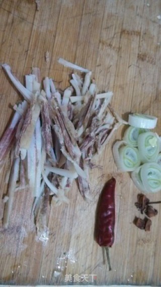 腊肉炒竹笋丝的做法步骤：4