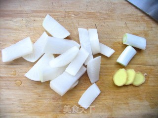 好吃不油腻——萝卜红烧肉的做法步骤：2