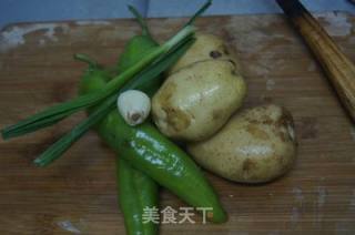 土豆炒青椒的做法步骤：1
