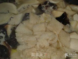 杏鲍菇竹荪煲海鲜汤的做法步骤：4