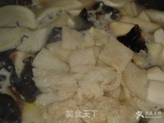 杏鲍菇竹荪煲海鲜汤的做法步骤：5