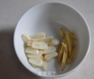 菠萝炒鸡翅的做法步骤：2
