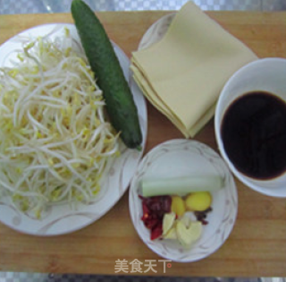黄瓜豆腐皮拌豆芽的做法步骤：1