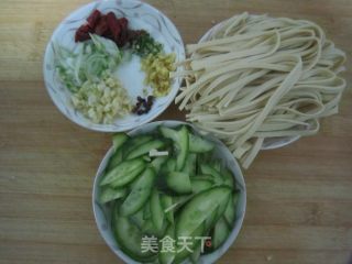 黄瓜豆腐皮拌豆芽的做法步骤：2