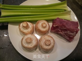 炒芹菜蘑菇肉片的做法步骤：1
