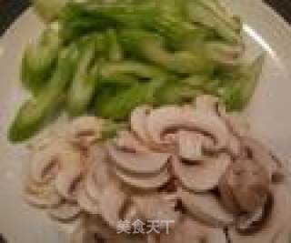 炒芹菜蘑菇肉片的做法步骤：2
