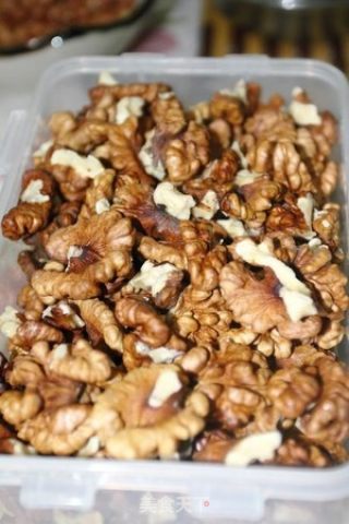 健脑佳品之琥珀核桃的做法步骤：1