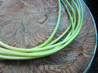蒜苔炒鱼丸的做法步骤：1