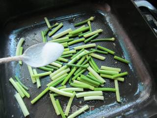 蒜苔炒鱼丸的做法步骤：5