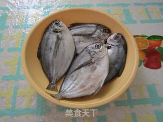 炸鲳鱼的做法步骤：1