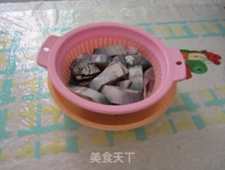 炸鲳鱼的做法步骤：2