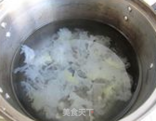 银耳小米粥的做法步骤：3