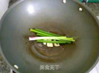 鸡腿白菜汤的做法步骤：2