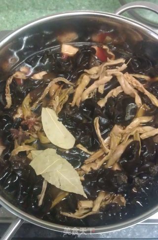 黑木耳笋烧肉的做法步骤：4