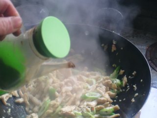 家常杏鲍菇炒鸡肉的做法步骤：11