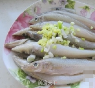 干炸沙丁鱼的做法步骤：2