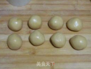 豆沙蛋黄月饼的做法步骤：5