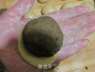 豆沙蛋黄月饼的做法步骤：6